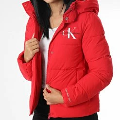 Promo 😉 Doudoune Femme Capuche Mono Logo 9007 Rouge de Calvin Klein 🛒 -Calvin Klein Soldes Magasin calvin klein 342453 J20J219007 XL6 20221031T142702 03