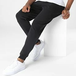 Vente flash 🥰 Pantalon Jogging Debossed Logo 8047 Noir de Calvin Klein 👍 -Calvin Klein Soldes Magasin calvin klein 342890 K10K108047 BEH 20221026T140311 03