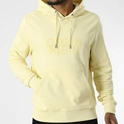 Nouveau ⌛ Sweat Capuche Distorted Logo 0075 Jaune de Calvin Klein 🧨 -Calvin Klein Soldes Magasin calvin klein 342899 K10K110075 ZHO 20221014T142937 03