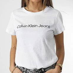 Le moins cher ⌛ Tee 👚 Shirt Femme 0253 Blanc de Calvin Klein 🔔 6 Le moins cher ⌛ Tee 👚 Shirt Femme 0253 Blanc de Calvin Klein 🔔 -Calvin Klein Soldes Magasin calvin klein 344084 J20J220253 YAF 20221114T122151 03