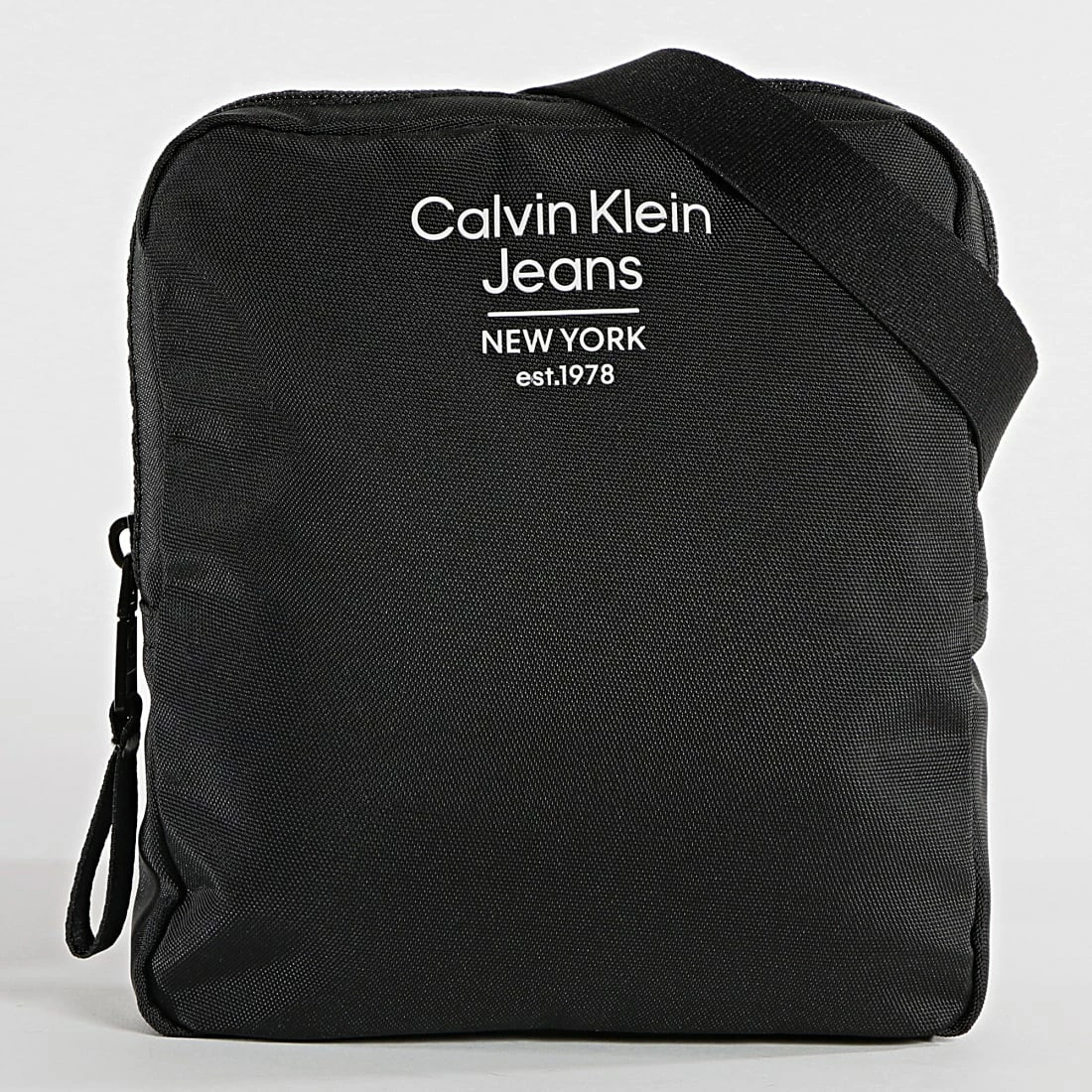 Meilleur prix 😍 Sacoche Sport Essential 0100 Noir de Calvin Klein 🛒 1 Meilleur prix 😍 Sacoche Sport Essential 0100 Noir de Calvin Klein 🛒