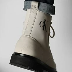 Nouveau 🔔 Boots Lug Lace Up 0562 Eggshell de Calvin Klein 🔥 -Calvin Klein Soldes Magasin calvin klein 345462 YM0YM00562 0GD 20221103T155303 04