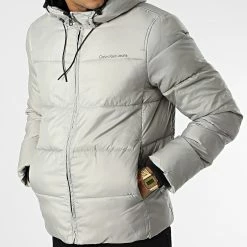 Remise 🎁 Doudoune Capuche Logo Tape Padded 0922 Gris de Calvin Klein 😀 6 Remise 🎁 Doudoune Capuche Logo Tape Padded 0922 Gris de Calvin Klein 😀 -Calvin Klein Soldes Magasin calvin klein 345574 J30J320922 PQY 20221027T152859 03