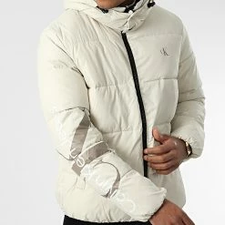 Meilleur prix 🔥 Doudoune Capuche Essential Non Down 9057 Beige de Calvin Klein 🔔 -Calvin Klein Soldes Magasin calvin klein 345575 J30J319057 ACF 20221027T153012 03