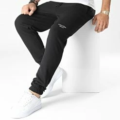 Le moins cher 😍 Pantalon Jogging 0590 Noir de Calvin Klein ⌛ 6 Le moins cher 😍 Pantalon Jogging 0590 Noir de Calvin Klein ⌛ -Calvin Klein Soldes Magasin calvin klein 345706 J30J320590 BEH 20221108T150236 03