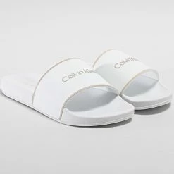 Remise 🎉 Claquettes Femme Rubber Pool Slide 1382 White Feather Gray de Calvin Klein 🧨