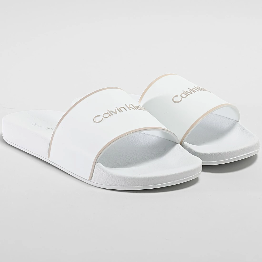 Remise 🎉 Claquettes Femme Rubber Pool Slide 1382 White Feather Gray de Calvin Klein 🧨 1 Remise 🎉 Claquettes Femme Rubber Pool Slide 1382 White Feather Gray de Calvin Klein 🧨
