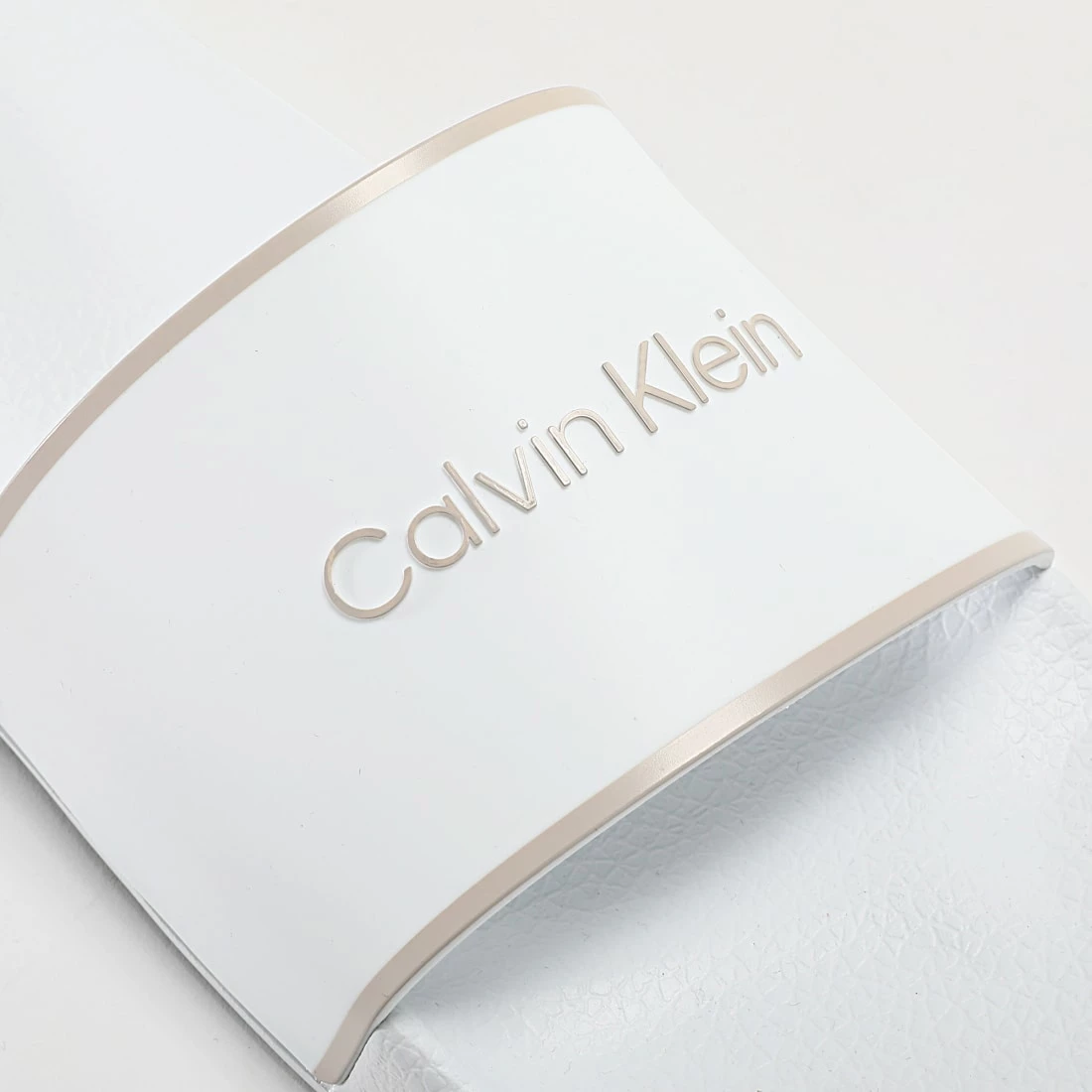 Remise 🎉 Claquettes Femme Rubber Pool Slide 1382 White Feather Gray de Calvin Klein 🧨 2 Remise 🎉 Claquettes Femme Rubber Pool Slide 1382 White Feather Gray de Calvin Klein 🧨 – Image 2