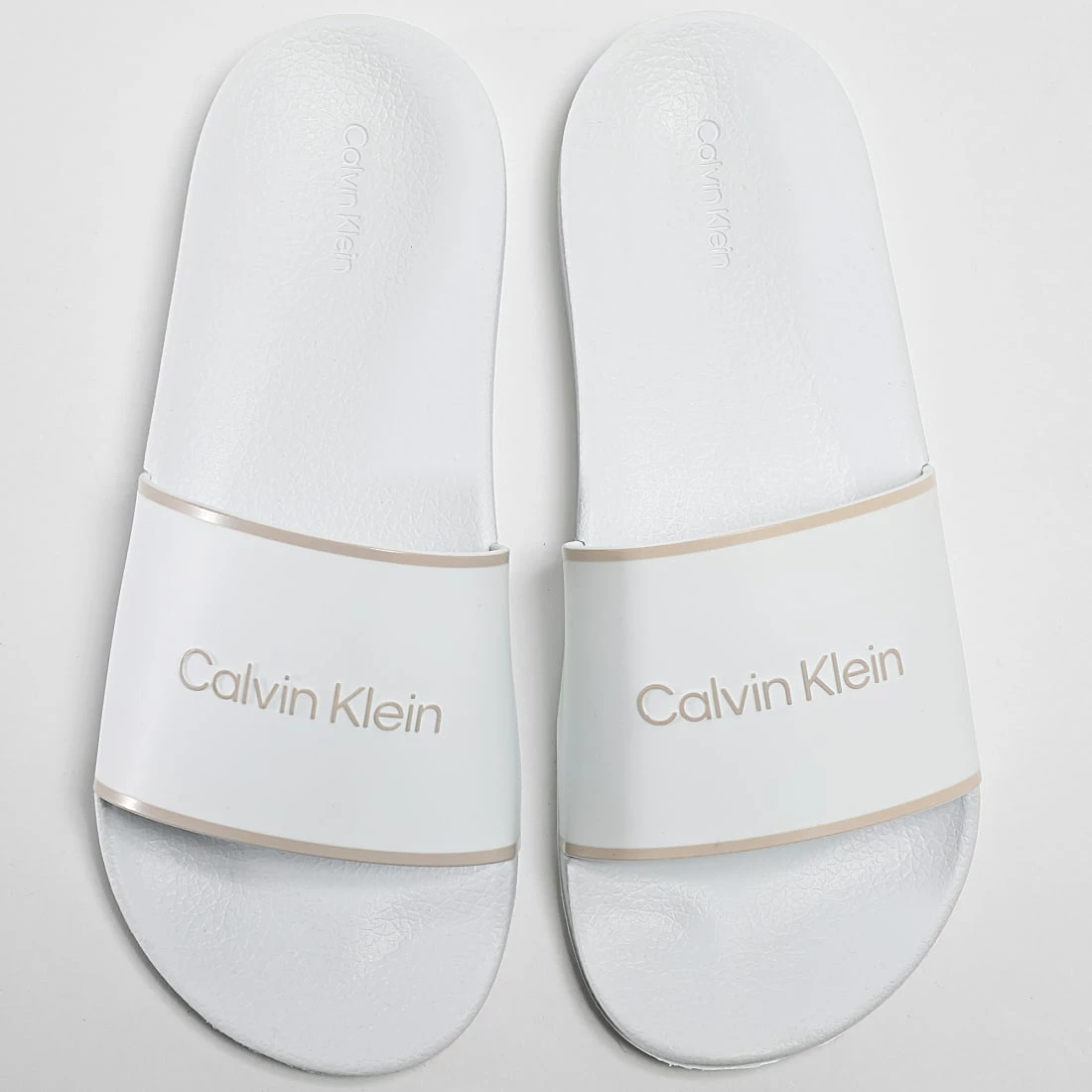 Remise 🎉 Claquettes Femme Rubber Pool Slide 1382 White Feather Gray de Calvin Klein 🧨 4 Remise 🎉 Claquettes Femme Rubber Pool Slide 1382 White Feather Gray de Calvin Klein 🧨 – Image 4
