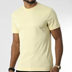 Grosses soldes ✔️ Tee 👕 Shirt Micro Logo Interlock 9894 Jaune Clair de Calvin Klein 😉