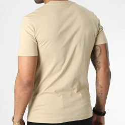 Tout neuf 😍 Tee 👕 Shirt Cotton Front Logo 3078 Sable de Calvin Klein 👏 7 Tout neuf 😍 Tee 👕 Shirt Cotton Front Logo 3078 Sable de Calvin Klein 👏 -Calvin Klein Soldes Magasin calvin klein 347037 K10K103078 PF2 20221110T150630 04