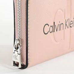 Vente flash 😍 Portefeuille Femme Sculpted 0358 Rose de Calvin Klein 🤩 6 Vente flash 😍 Portefeuille Femme Sculpted 0358 Rose de Calvin Klein 🤩 -Calvin Klein Soldes Magasin calvin klein 347129 K60K610358 TQU 20221121T141249 03