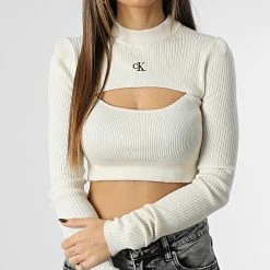 Le moins cher 🤩 Pull Crop Femme Cut Out Neckline 0446 Beige de Calvin Klein 🔥 -Calvin Klein Soldes Magasin calvin klein 347422 J20J220446 YBI 20221114T122731 03