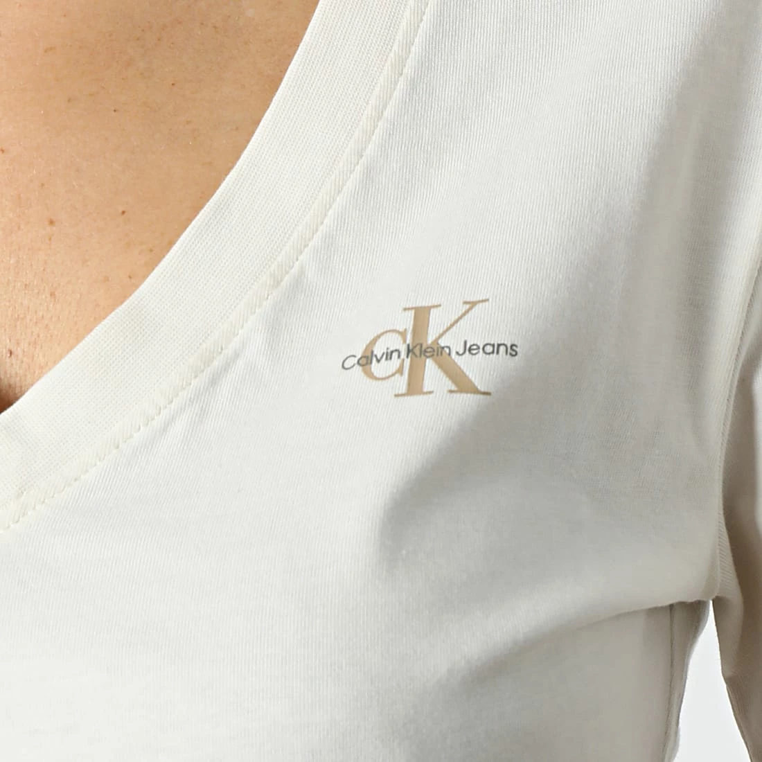 Meilleure vente 🥰 Tee 👚 Shirt Col V Femme Micro Monologo 0303 Beige de Calvin Klein ✔️ 2 Meilleure vente 🥰 Tee 👚 Shirt Col V Femme Micro Monologo 0303 Beige de Calvin Klein ✔️ – Image 2
