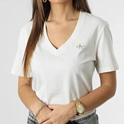 Meilleure vente 🥰 Tee 👚 Shirt Col V Femme Micro Monologo 0303 Beige de Calvin Klein ✔️ 6 Meilleure vente 🥰 Tee 👚 Shirt Col V Femme Micro Monologo 0303 Beige de Calvin Klein ✔️ -Calvin Klein Soldes Magasin calvin klein 347470 J20J220303 YBI 20221114T122931 03