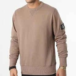Acheter ✨ Sweat Crewneck Monogram Sleeve Badge 4035 Marron Clair de Calvin Klein 🔥
