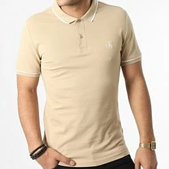 Nouveau 🎁 Polo Manches Courtes Tipping Slim 5603 Sable de Calvin Klein 🥰 -Calvin Klein Soldes Magasin calvin klein 347745 J30J315603 PF2 20221114T135018 03