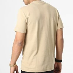 Vente flash ✨ Tee 👕 Shirt Micro Logo Interlock 9894 Sable de Calvin Klein 👍 -Calvin Klein Soldes Magasin calvin klein 347979 K10K109894 PF2 20221114T135037 04