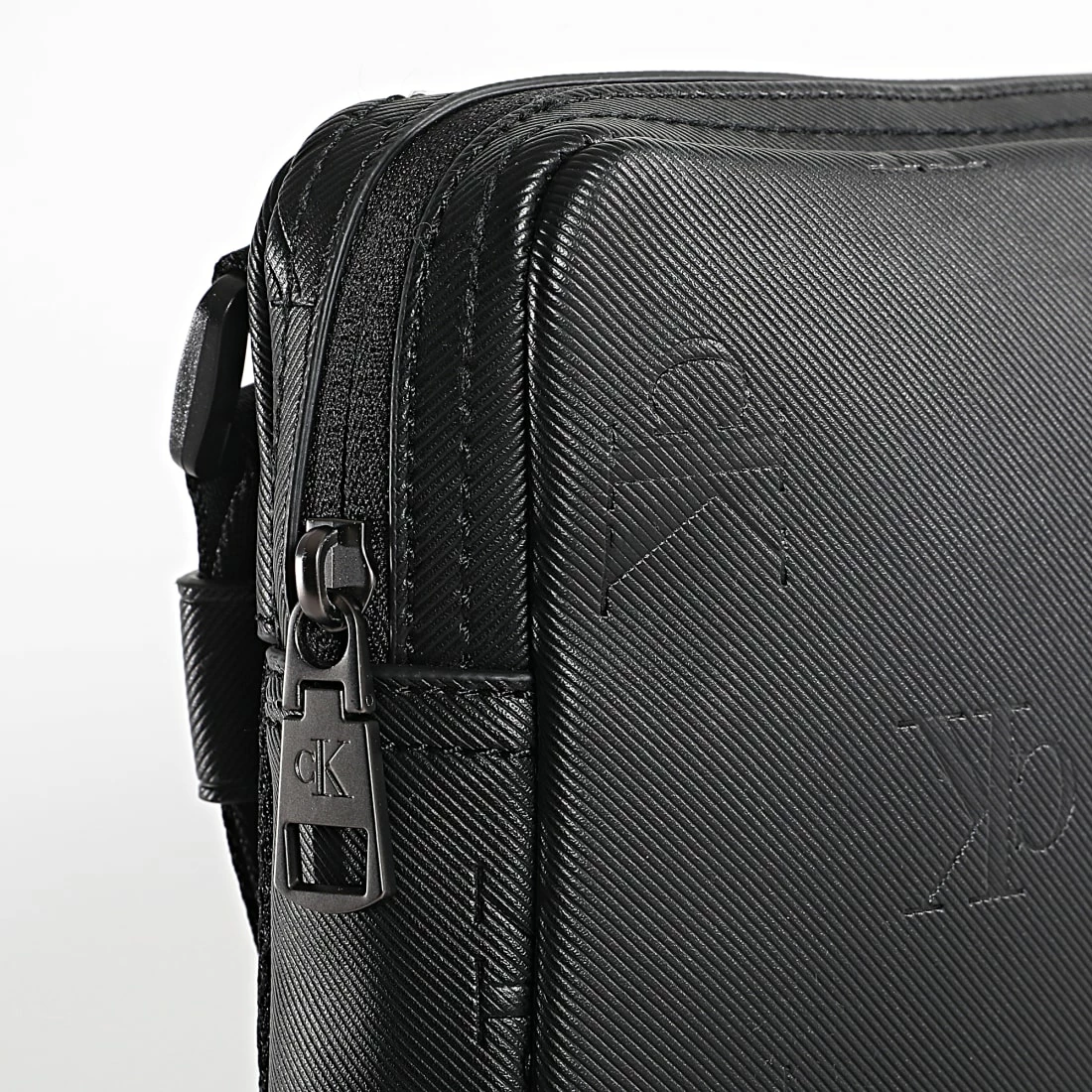 Promo 🔥 Sacoche Monogram Soft Reporter 0104 Noir de Calvin Klein 🤩 3 Promo 🔥 Sacoche Monogram Soft Reporter 0104 Noir de Calvin Klein 🤩 – Image 3