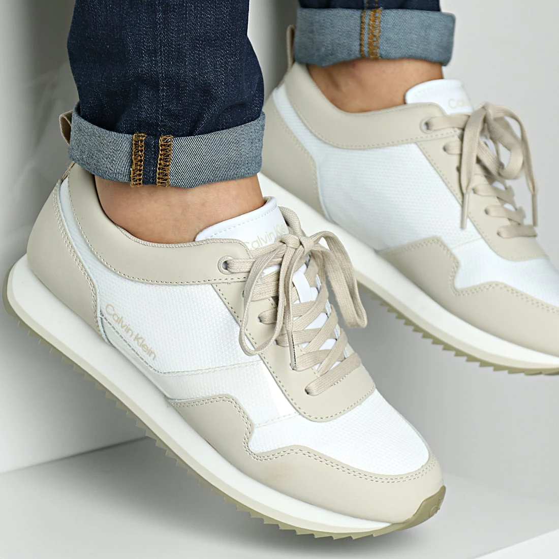 Coupon 👏 Baskets Low Top Lace Up Mix 0855 Feather Gray White Aloe de Calvin Klein 😍 1 Coupon 👏 Baskets Low Top Lace Up Mix 0855 Feather Gray White Aloe de Calvin Klein 😍