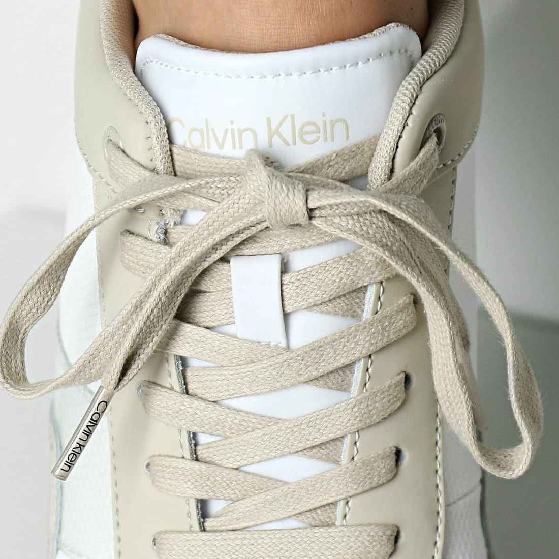 Coupon 👏 Baskets Low Top Lace Up Mix 0855 Feather Gray White Aloe de Calvin Klein 😍 3 Coupon 👏 Baskets Low Top Lace Up Mix 0855 Feather Gray White Aloe de Calvin Klein 😍 – Image 3