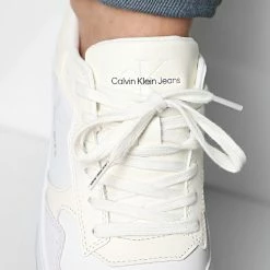 Budget ✨ Baskets Cupsole Low Leather Mono 0574 Ivory Ghost Grey Black de Calvin Klein 🧨 -Calvin Klein Soldes Magasin calvin klein 348369 YM0YM00574 0F6 20221123T151949 03
